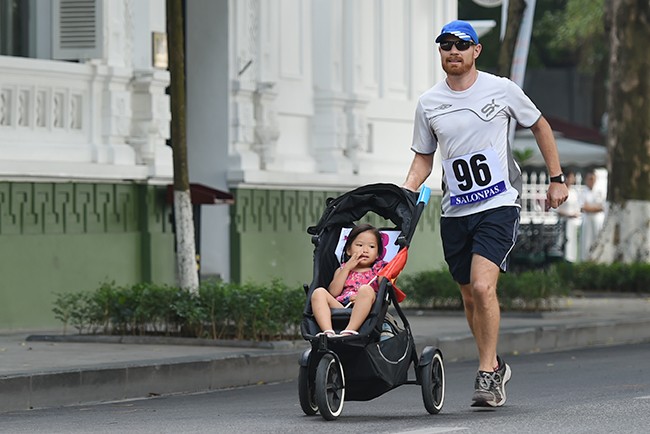 More than 1,300 people join 42nd New Hanoi Newspaper Run - ảnh 4